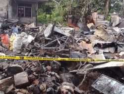 Marthen Paiding di Dampingi Sekretaris IPLR Mimika Menyerahkan Santunan Kepada Warga Yang Kena Dampak Kebakaran