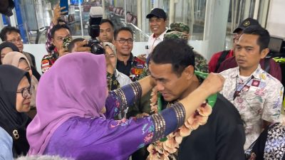 Mentan RI Disambut Masyarakat Sulsel di Bandara Hasanuddin Maros
