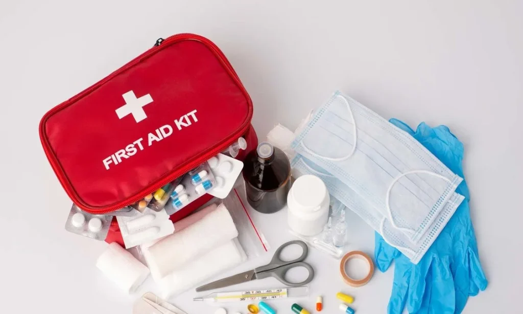 Perlengkapan P3k Wajib Saat Liburan Keluarga Ketenangan Di Setiap Petualangan Anda